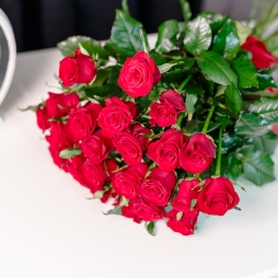 Buchet Trandafiri Rosii Olanda Ecuador, 25 fire cu dimensiune 40-60 cm, decorat cu panglica de satin rosie alt vedere product