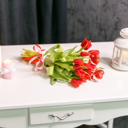 Buchet din 15 Lalele Rosii si 2 inimi rosii, decorat cu panglica de satin rosie alba, inaltime 40 cm, diametru 20-25 cm alt vedere product