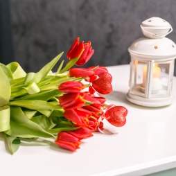 Buchet din 15 Lalele Roșii alt vedere product 2