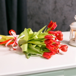 Buchet din 15 Lalele Roșii alt vedere product 3