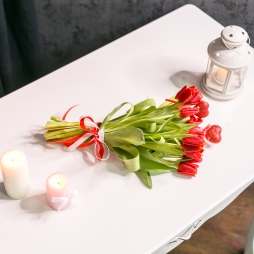 Buchet din 15 Lalele Roșii alt vedere product 4