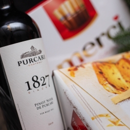 Cos de Craciun cu Vin Rosu de Purcari, ciocolata Merci si Kinder photo