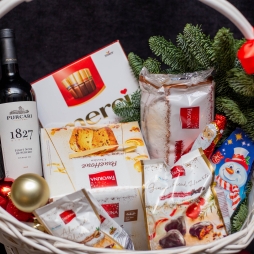 Cos de Craciun cu Vin Rosu de Purcari, ciocolata Merci si Kinder photo