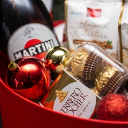 Cutie Roșie cu Asti Martini și Ferrero Rocher photo