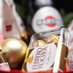 Cutie Roșie cu Asti Martini și Ferrero Rocher photo