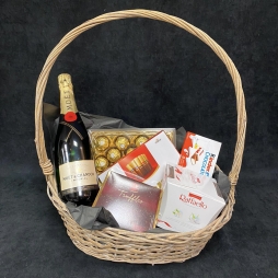 Cos de Craciun cu Moet & Chandon si ciocolate Merci Finest Selection photo