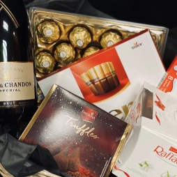 Cos de Craciun cu Moet & Chandon si ciocolate Merci Finest Selection photo