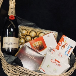 Cos de Craciun cu Moet & Chandon si ciocolate Merci Finest Selection photo