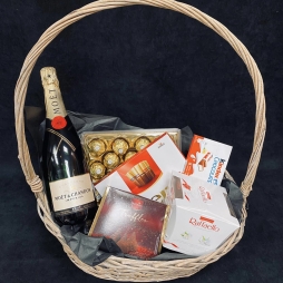 Cos de Craciun cu Moet & Chandon si ciocolate Merci Finest Selection photo