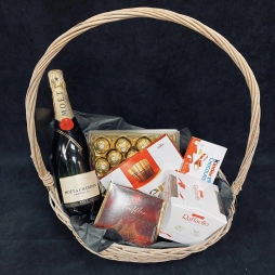 Cos de Craciun cu Moet & Chandon si ciocolate Merci Finest Selection photo