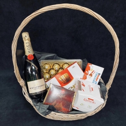 Cos de Craciun cu Moet & Chandon, Merci Finest Selection, Ferrero Rocher, Truffles Favorina, Raffaello, Kinder Chocolate photo