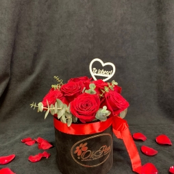 Cutie de Catifea cu 9 Trandafiri Rosii si Eucalipt alt vedere product 4