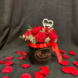 Cutie de Catifea cu 9 Trandafiri Rosii si Eucalipt alt vedere product 2