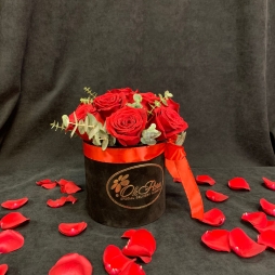 Cutie de Catifea cu 9 Trandafiri Rosii si Eucalipt alt vedere product 6