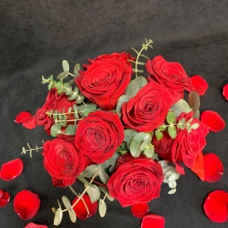 Cutie de Catifea cu 9 Trandafiri Rosii si Eucalipt alt vedere product 7