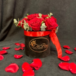 Cutie de Catifea cu 9 Trandafiri Rosii si Eucalipt alt vedere product