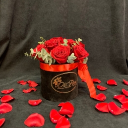 Cutie de Catifea cu 9 Trandafiri Rosii si Eucalipt alt vedere product 8