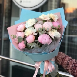 Buchet din Bujori Roz si Garoafe Albe alt vedere product