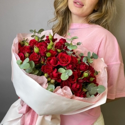 Trandafiri rosii miniroze in buchet cu eucalipt alt vedere product