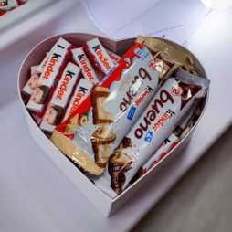 Dulciuri Kinder in Cutie Inima photo