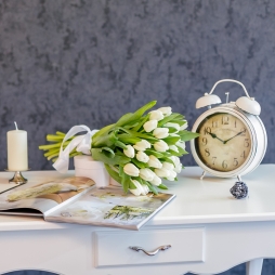 Buchet din 25 lalele albe, cu inaltimea de 40 cm si diametrul de 30 cm, legate cu o panglica de matase alba alt vedere product