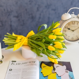 Buchet cu lalele galbene, 25 fire, cu dimensiunea de 35-45 cm, decorate cu o panglica galbena satinata alt vedere product