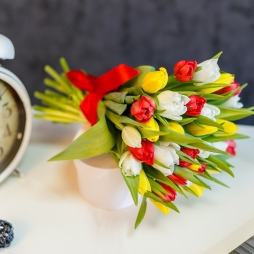 Buchet din 31 lalele albe, rosii si galbene, dimensiuni 35-40 cm, decorate cu o panglica de satin rosie alt vedere product