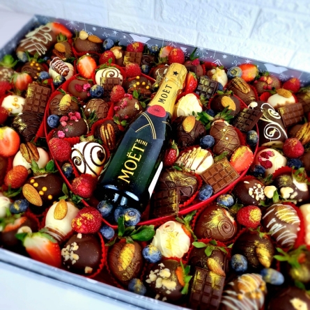 Aranjament cu Fructe &icirc;n Ciocolată și Șampanie Moet Chandon alt vedere product