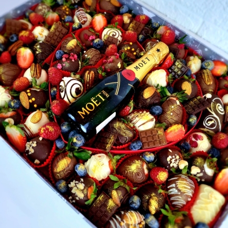 Aranjament cu Fructe &icirc;n Ciocolată și Șampanie Moet Chandon alt vedere product 2