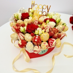 Inimă cu Căpșuni &icirc;n Ciocolată Albă și Flori Proaspete alt vedere product