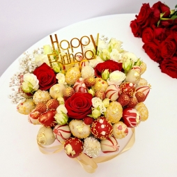 Inimă cu Căpșuni &icirc;n Ciocolată Albă și Flori Proaspete alt vedere product 3